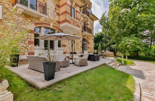 Saint-Leu-la-Foret Villa | Chateau Pernelle - Seven Bedroom Villa, Sleeps 14