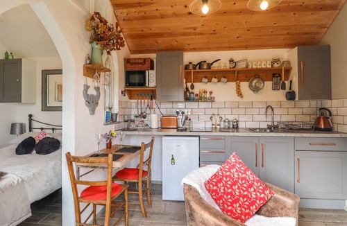 Caersws Cottage | Chateau Petit