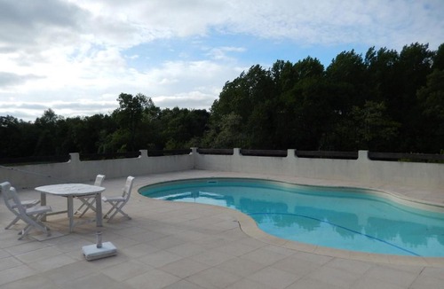 Saint-Ciers-de-Canesse Bed & Breakfast | Chateau Rousselle