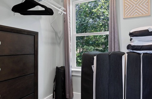 Rossville Cabin | Chatt Vistas-4bdr-2Units-ViewsofLookoutMtn-HotTub-Slps 12+