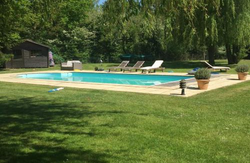 Francheville Villa | Chaumière entre rivière & champs, piscine privée