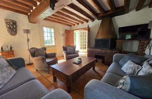 Francheville Villa | Chaumière entre rivière & champs, piscine privée