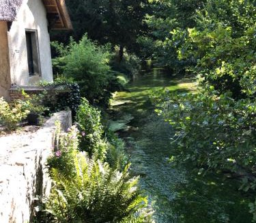 Hondouville House | Chaumière au bord de l'eau - Domaine de 3 hectares - Borne Electrique - Chiens acceptés
