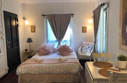 Hondouville House | Chaumière au bord de l'eau - Domaine de 3 hectares - Borne Electrique - Chiens acceptés