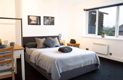 Sutton Apartment | Cheam Village Self Contained Flat & studio