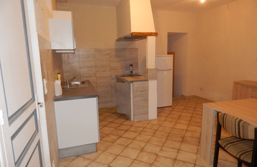 Coursan Apartment | Cheap apartment with terrace 15 km from the sea