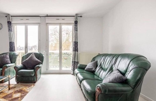 Parc aux lievres Apartment | Cheap exclusive studio with Wi-Fi, office, balcony