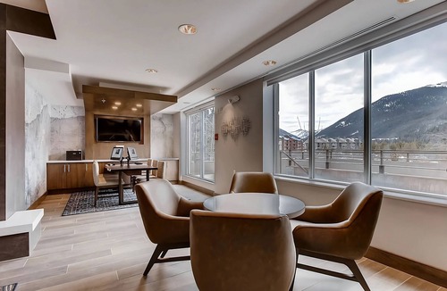 Mountain House Hotel | Check Out Peaks of Keystone! 3 Classy Units, Free Shuttle, Breakfast, Parking!