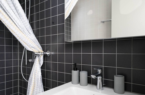 St. Gallen Apartment | ★ cheer 1 BR-Apt with Netflix "funky yellow"★