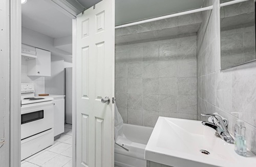 Rockcliffe - Smythe House | Cheerful 1-bedroom 1-living-room walkout basement