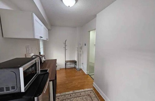 Ajax House | Cheerful 1 Bedroom Apartment with kitchennete