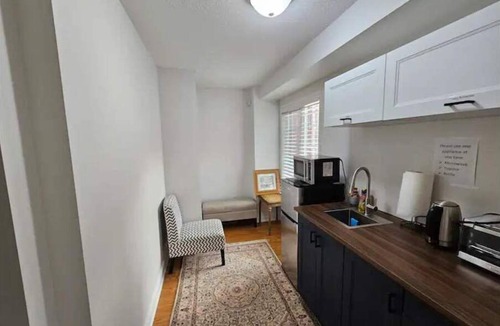 Ajax House | Cheerful 1 Bedroom Apartment with kitchennete