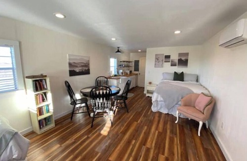 Taylor Other | Cheerful 1-bedroom farm getaway!