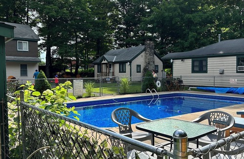 Town of Webb Cottage | Cheerful 1-Bedroom with king size bed. Close to everything!