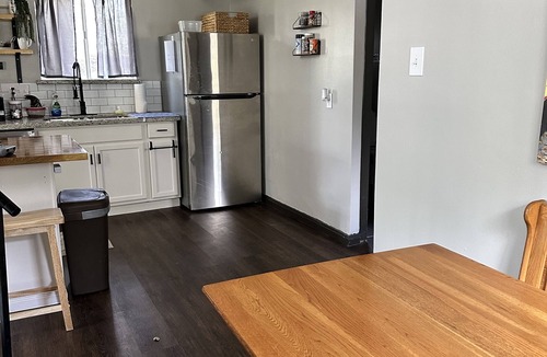 Willis Cottage | Cheerful 1BR + Loft on Lake Conroe Canal