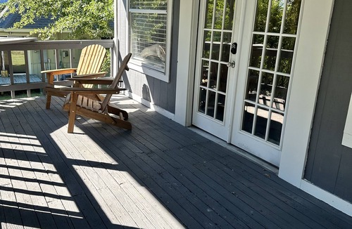 Willis Cottage | Cheerful 1BR + Loft on Lake Conroe Canal