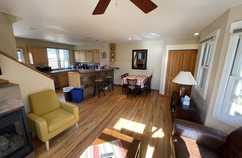 Lower Arapahoe Condo | Cheerful 2 Bdrm/1.5 Bath Pearl St. Condo