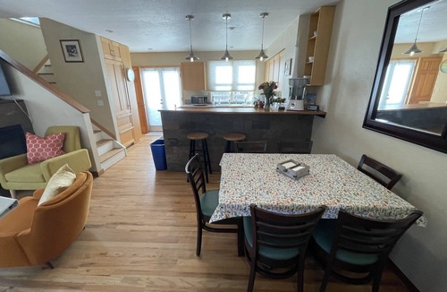 Lower Arapahoe Condo | Cheerful 2 Bdrm/1.5 Bath Pearl St. Condo