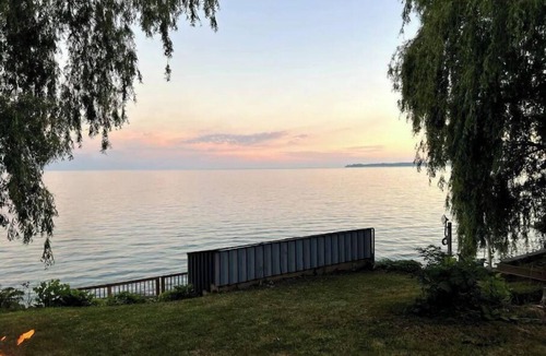 Quinte West House | Cheerful 2-bedroom Waterfront Cottage