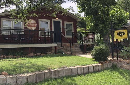 Medicine Park Cabin | Cheerful 2 bedroom cabin in beautiful Medicine Park!