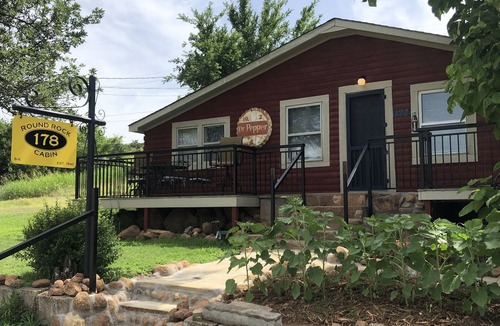 Medicine Park Cabin | Cheerful 2 bedroom cabin in beautiful Medicine Park!