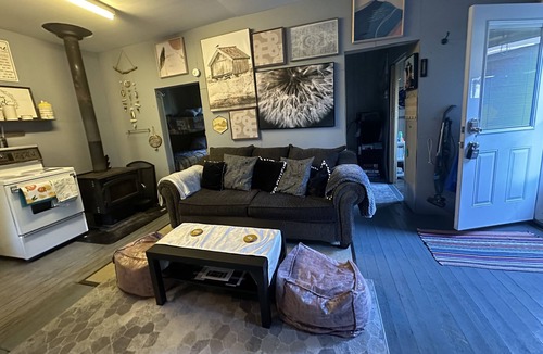 McMurrich/Monteith Cottage | Cheerful 2 bedroom cottage