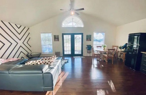 Kingsland Cottage | Cheerful 2 Bedroom cottage on the Llano River- Sleeps 6!