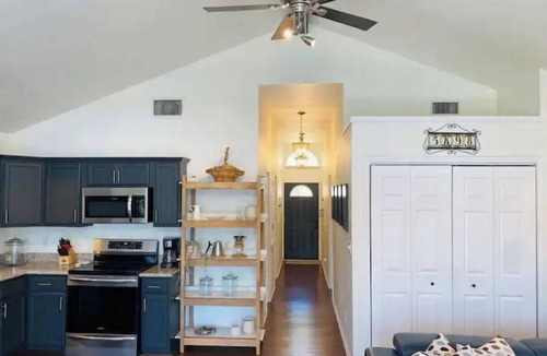 Kingsland Cottage | Cheerful 2 Bedroom cottage on the Llano River- Sleeps 6!