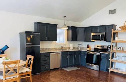 Kingsland Cottage | Cheerful 2 Bedroom cottage on the Llano River- Sleeps 6!