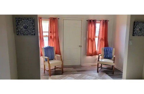 Delphos House | Cheerful 2 Bedroom Delphos Bungalow