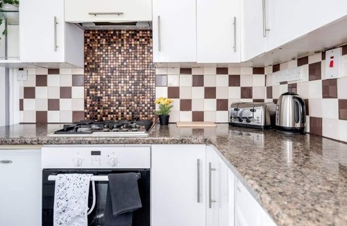 Harlington House | Cheerful 2-bedroom maisonette with free parking
