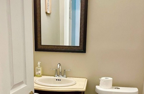 Lake Ronkonkoma House | Cheerful 2 bedroom house with free parking