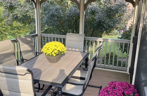 Bakerstown House | Cheerful 2 bedroom home