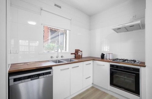 Moonee Ponds Apartment | Cheerful 2-Bedroom Home in Moonee Ponds