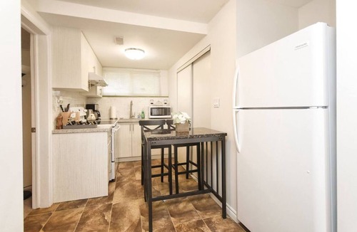 St. Andrews Apartment | Cheerful 2 bedroom home close to York mills Subway, Free parking