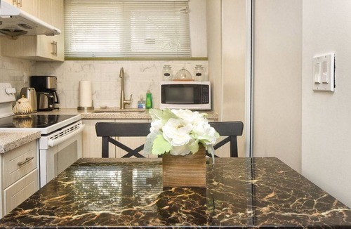 St. Andrews Apartment | Cheerful 2 bedroom home close to York mills Subway, Free parking