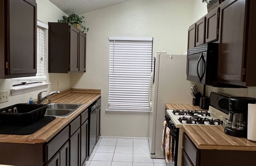 Buckingham Estates House | Cheerful 2 Bedroom Home w/Parking in Central South Austin Pet Stays for Free !