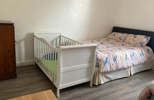 Blackburn Apartment | Cheerful 2 bedroom house with free parking