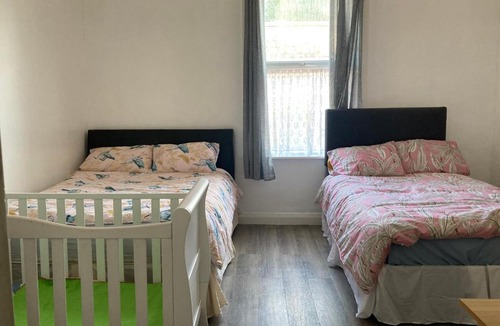 Blackburn Apartment | Cheerful 2 bedroom house with free parking