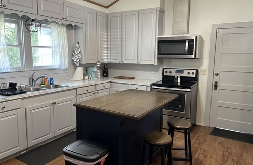 Shiner House | Cheerful 2 Bedroom in Shiner - Close to Downtown