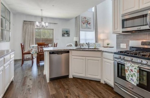 Plano House | Cheerful 2 bedroom townhouse modern and cozy