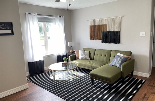 Bridge City House | Cheerful 2 bedroom with Covered Patio
