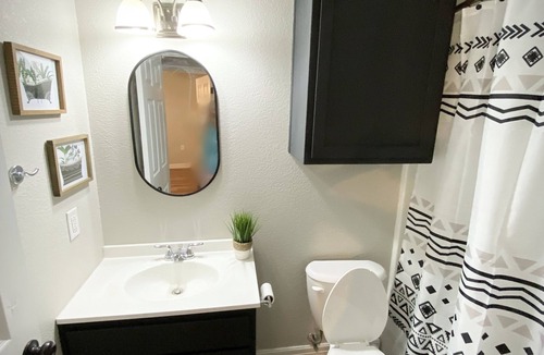 Bridge City House | Cheerful 2 bedroom with Covered Patio