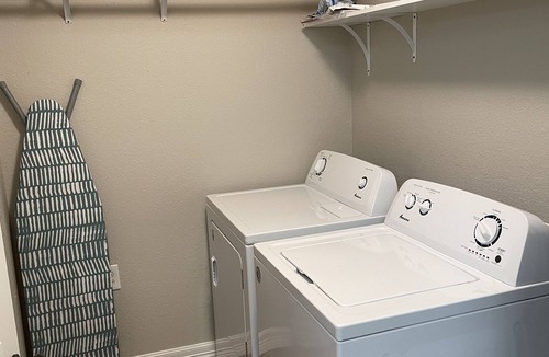 Bridge City House | Cheerful 2 bedroom with Covered Patio