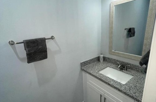 Southeast Houston House | Cheerful 2 bedroom w/ upstairs balcony & a view