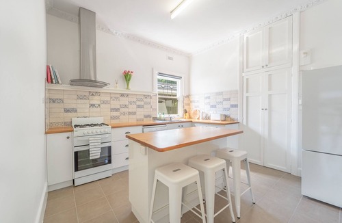 North Bendigo House | Cheerful 2 BR 2 BA home opposite friendly cafe/pub