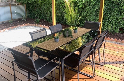 North Bendigo House | Cheerful 2 BR 2 BA home opposite friendly cafe/pub