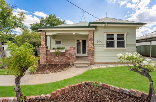 North Bendigo House | Cheerful 2 BR 2 BA home opposite friendly cafe/pub
