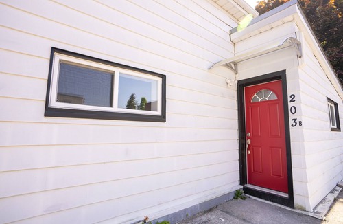 Cobourg House | Cheerful 2-BR Backyard Home, Mins to Beach & Lake