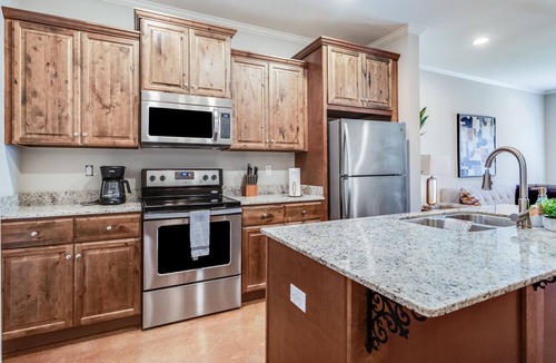 Lafayette House | Cheerful 2 BR Townhouse. Gated. Extended stay DISCOUNTS